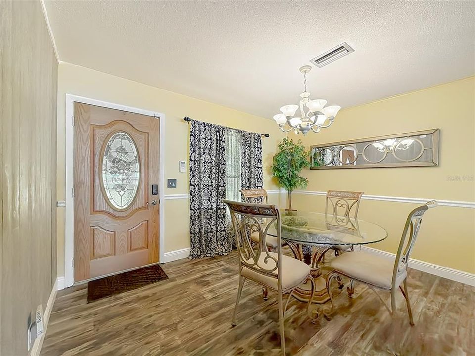 En Venta: $449,000 (4 camas, 2 baños, 1940 Pies cuadrados)