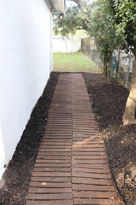 For Sale: $324,900 (4 beds, 2 baths, 1556 Square Feet)