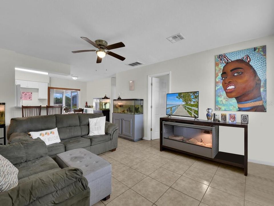 На продажу: $350,000 (4 спален, 0 ванн, 1800 Квадратных фут)