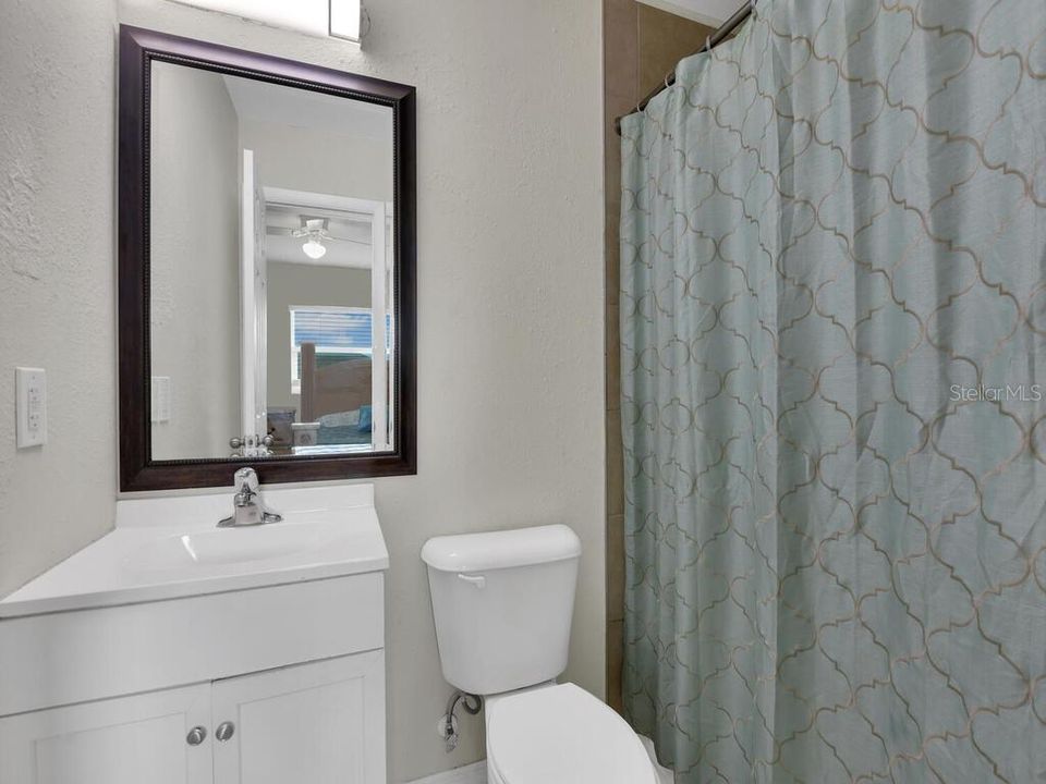 На продажу: $350,000 (4 спален, 0 ванн, 1800 Квадратных фут)