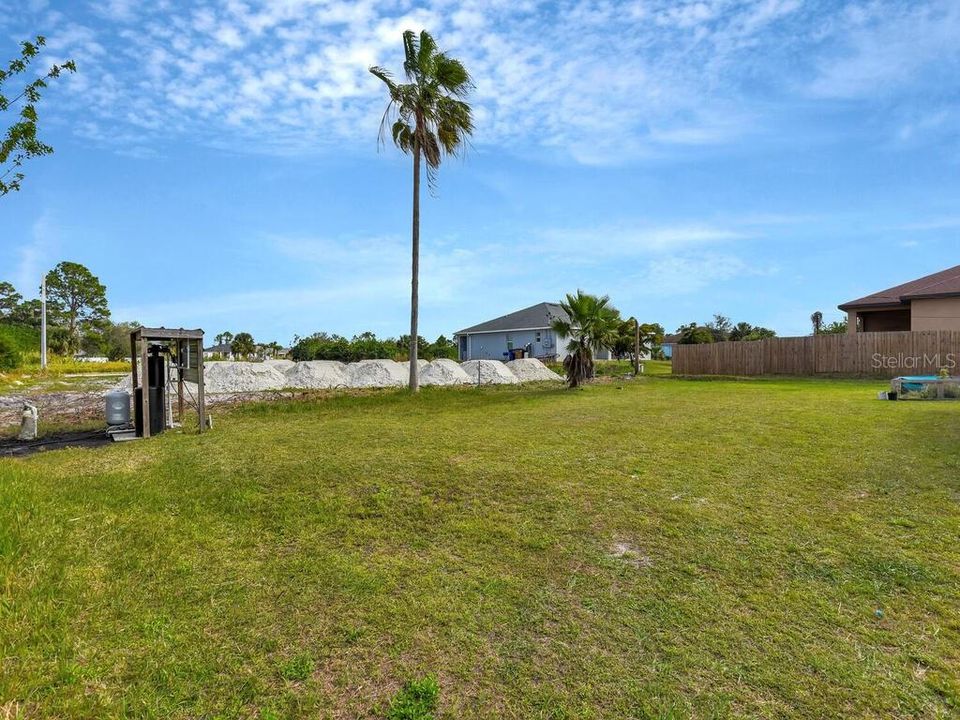 На продажу: $350,000 (4 спален, 0 ванн, 1800 Квадратных фут)