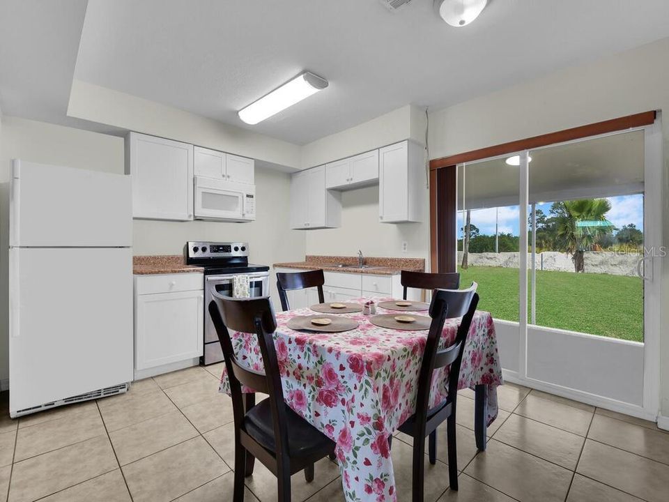 На продажу: $350,000 (4 спален, 0 ванн, 1800 Квадратных фут)