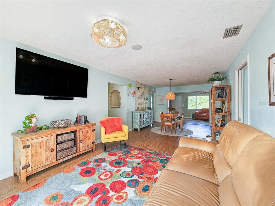 En Venta: $397,500 (2 camas, 2 baños, 1216 Pies cuadrados)