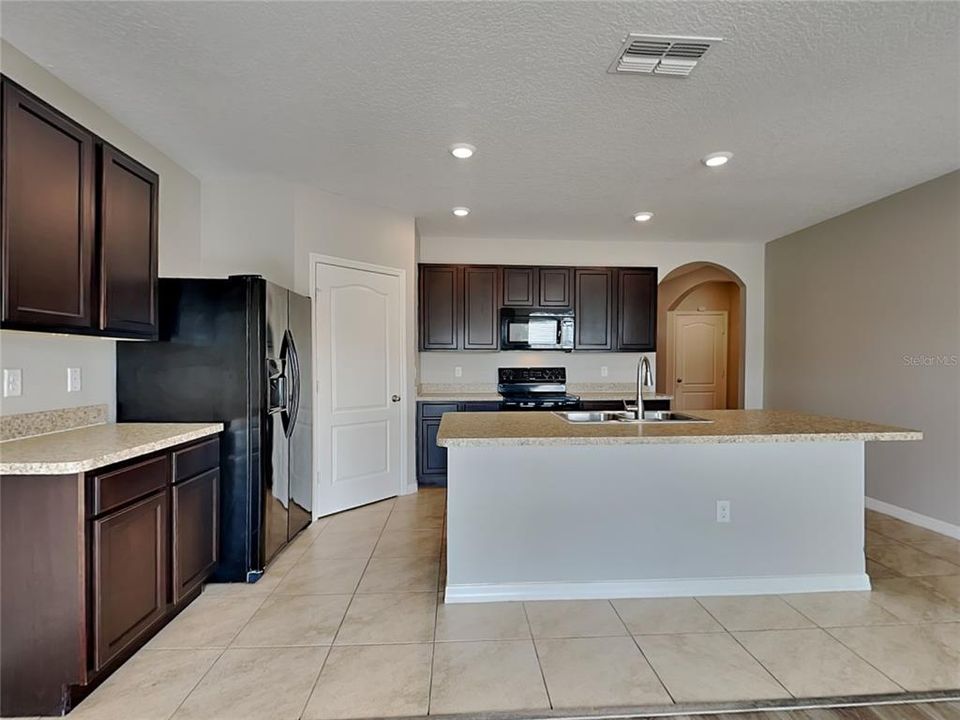 出租: $1,939 (4 贝兹, 2 浴室, 1846 平方英尺)