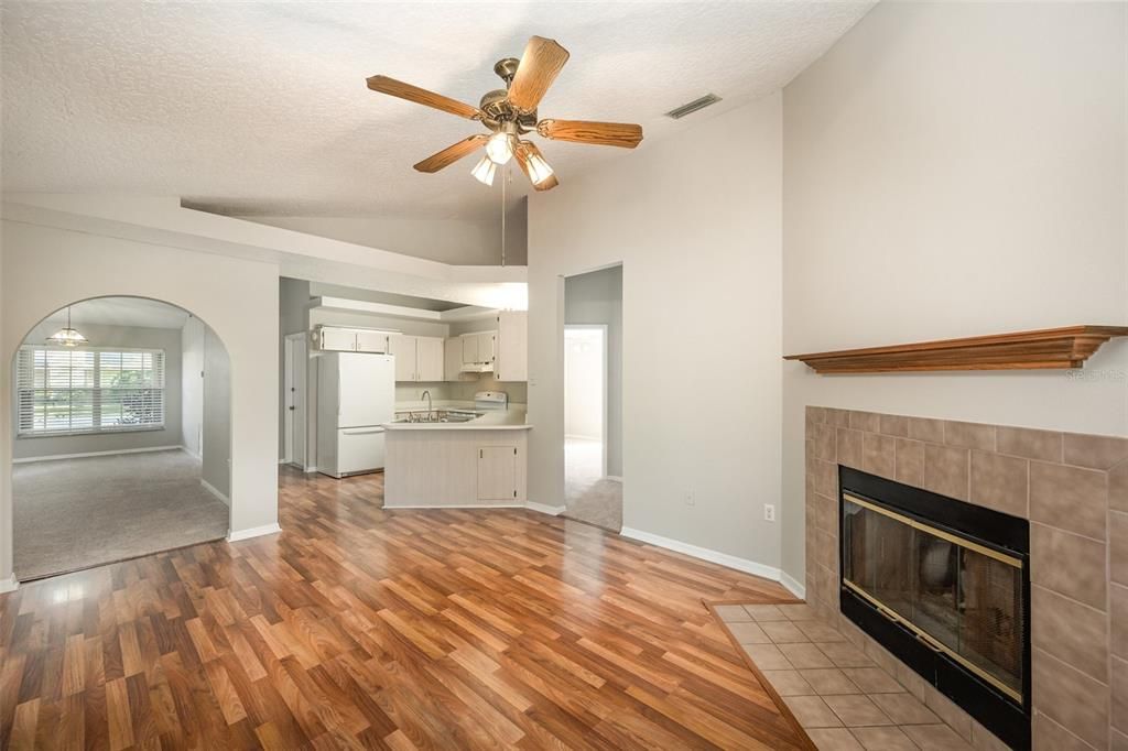 待售: $345,000 (3 贝兹, 2 浴室, 1582 平方英尺)