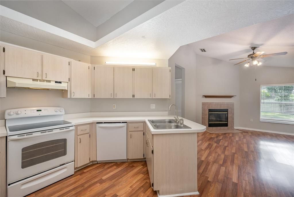 待售: $345,000 (3 贝兹, 2 浴室, 1582 平方英尺)