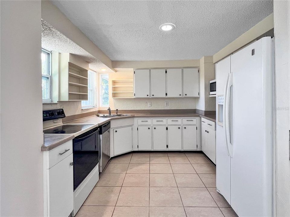 For Rent: $2,300 (3 beds, 2 baths, 1090 Square Feet)