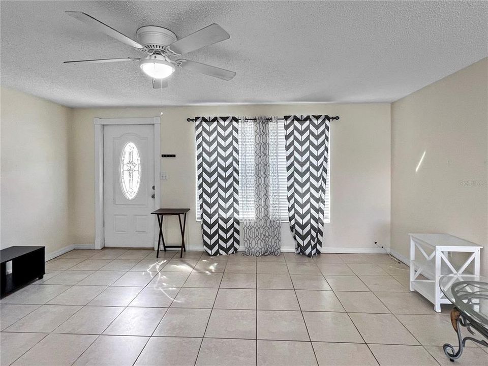 For Rent: $2,300 (3 beds, 2 baths, 1090 Square Feet)