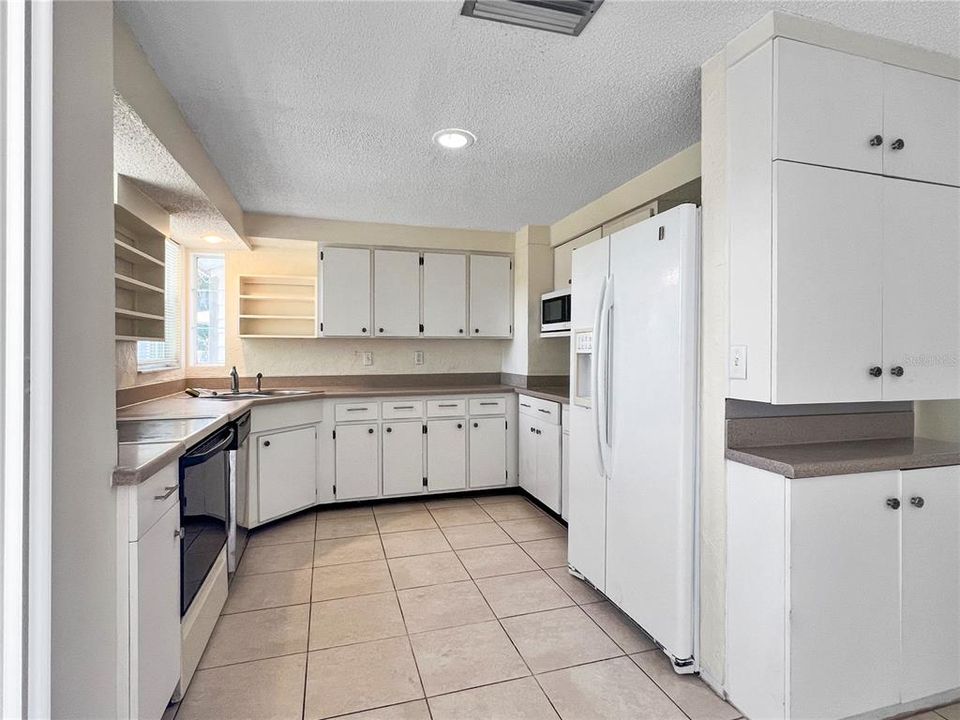 For Rent: $2,300 (3 beds, 2 baths, 1090 Square Feet)