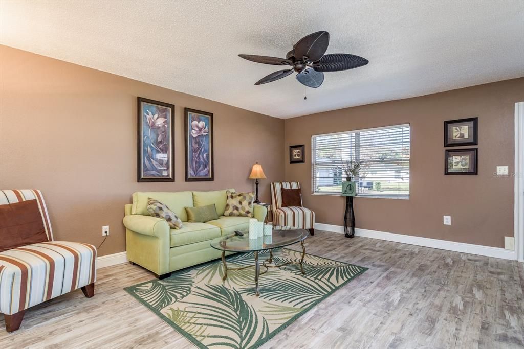 For Sale: $125,000 (2 beds, 2 baths, 984 Square Feet)