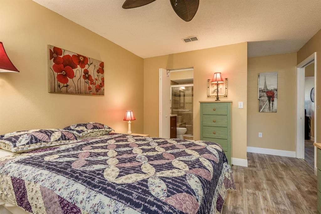 For Sale: $125,000 (2 beds, 2 baths, 984 Square Feet)