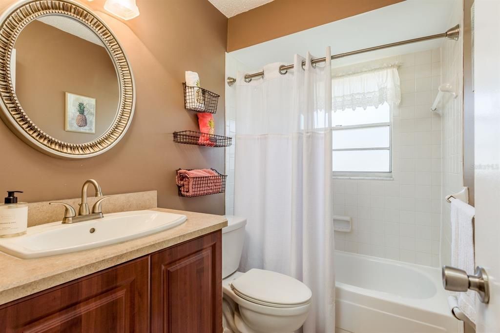 For Sale: $125,000 (2 beds, 2 baths, 984 Square Feet)