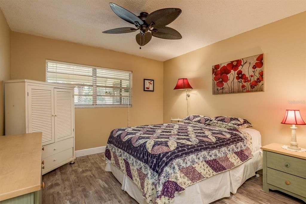 For Sale: $125,000 (2 beds, 2 baths, 984 Square Feet)