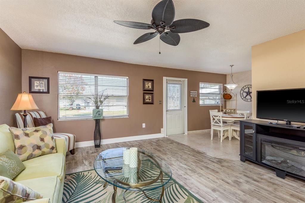 For Sale: $125,000 (2 beds, 2 baths, 984 Square Feet)