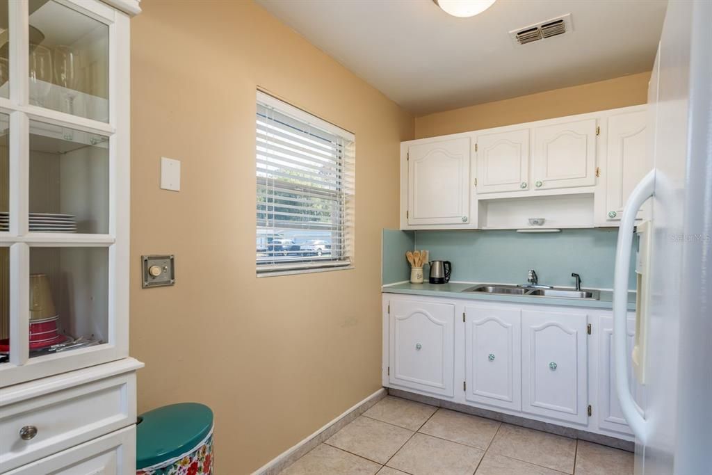 For Sale: $125,000 (2 beds, 2 baths, 984 Square Feet)