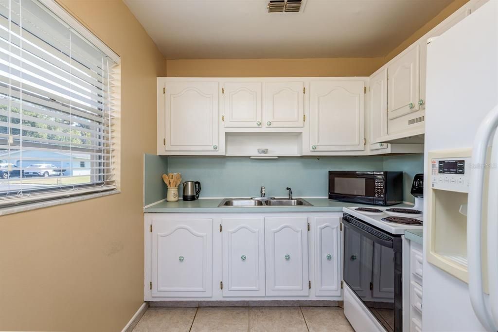 For Sale: $125,000 (2 beds, 2 baths, 984 Square Feet)