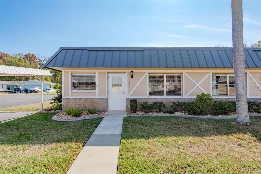 For Sale: $125,000 (2 beds, 2 baths, 984 Square Feet)