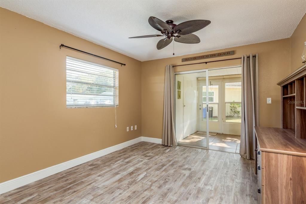 For Sale: $125,000 (2 beds, 2 baths, 984 Square Feet)