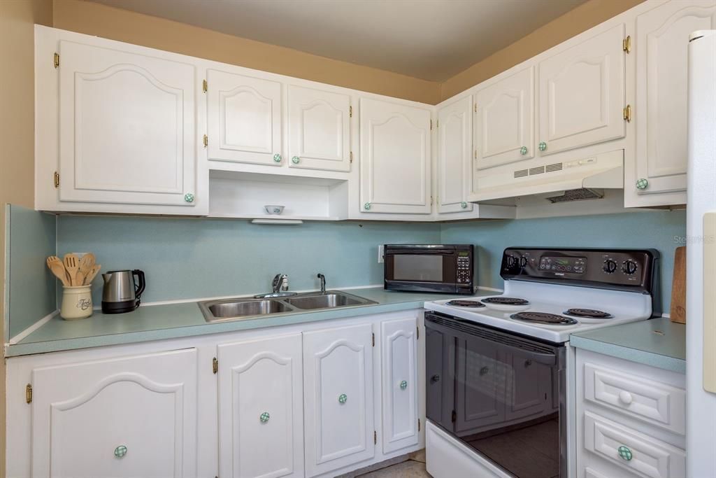 For Sale: $125,000 (2 beds, 2 baths, 984 Square Feet)