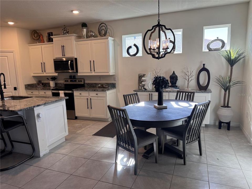 待售: $359,900 (4 贝兹, 2 浴室, 2031 平方英尺)