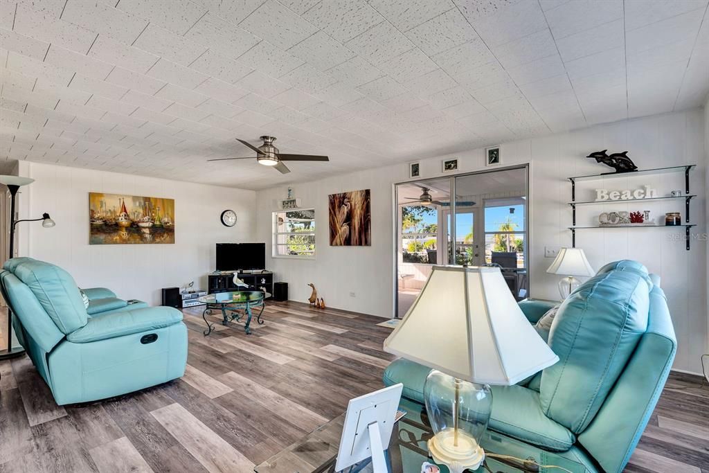 For Sale: $265,000 (2 beds, 2 baths, 1104 Square Feet)