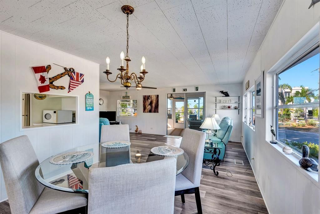 For Sale: $265,000 (2 beds, 2 baths, 1104 Square Feet)