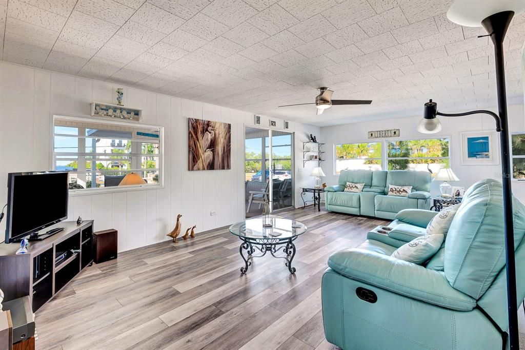 For Sale: $265,000 (2 beds, 2 baths, 1104 Square Feet)