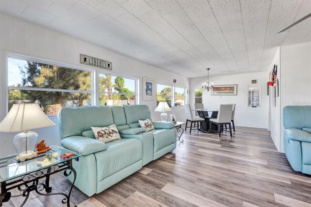 For Sale: $265,000 (2 beds, 2 baths, 1104 Square Feet)