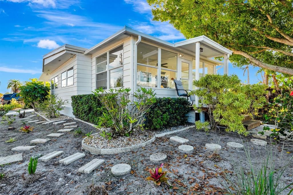 For Sale: $265,000 (2 beds, 2 baths, 1104 Square Feet)