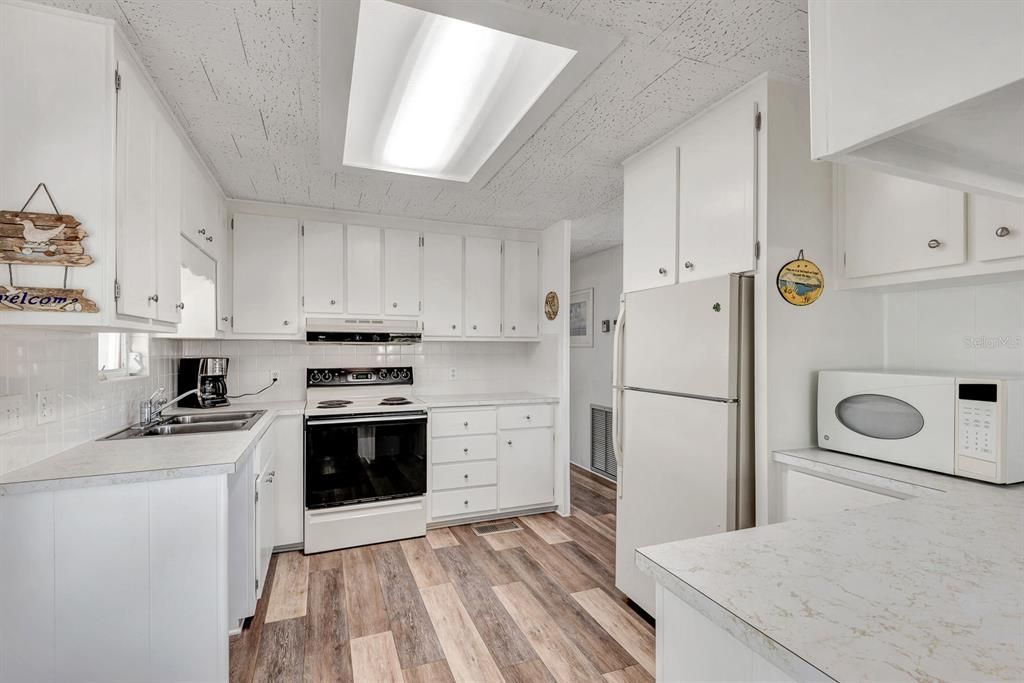 For Sale: $265,000 (2 beds, 2 baths, 1104 Square Feet)