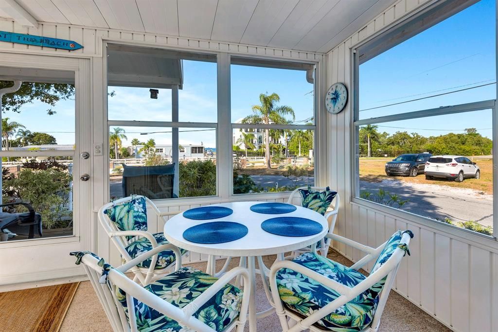 For Sale: $265,000 (2 beds, 2 baths, 1104 Square Feet)