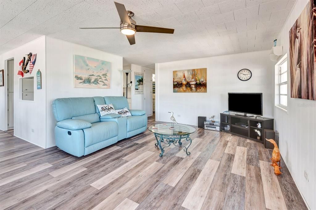 For Sale: $265,000 (2 beds, 2 baths, 1104 Square Feet)