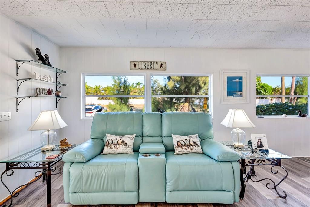 For Sale: $265,000 (2 beds, 2 baths, 1104 Square Feet)