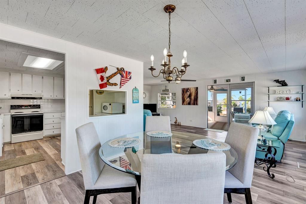 For Sale: $265,000 (2 beds, 2 baths, 1104 Square Feet)