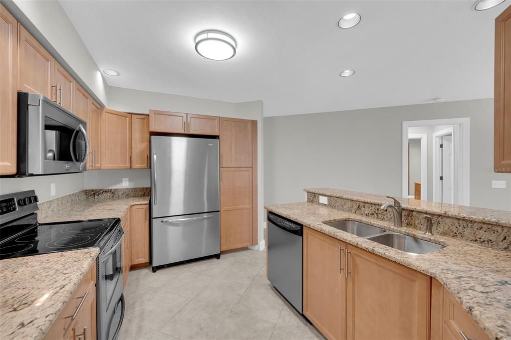 待售: $234,900 (2 贝兹, 2 浴室, 1048 平方英尺)