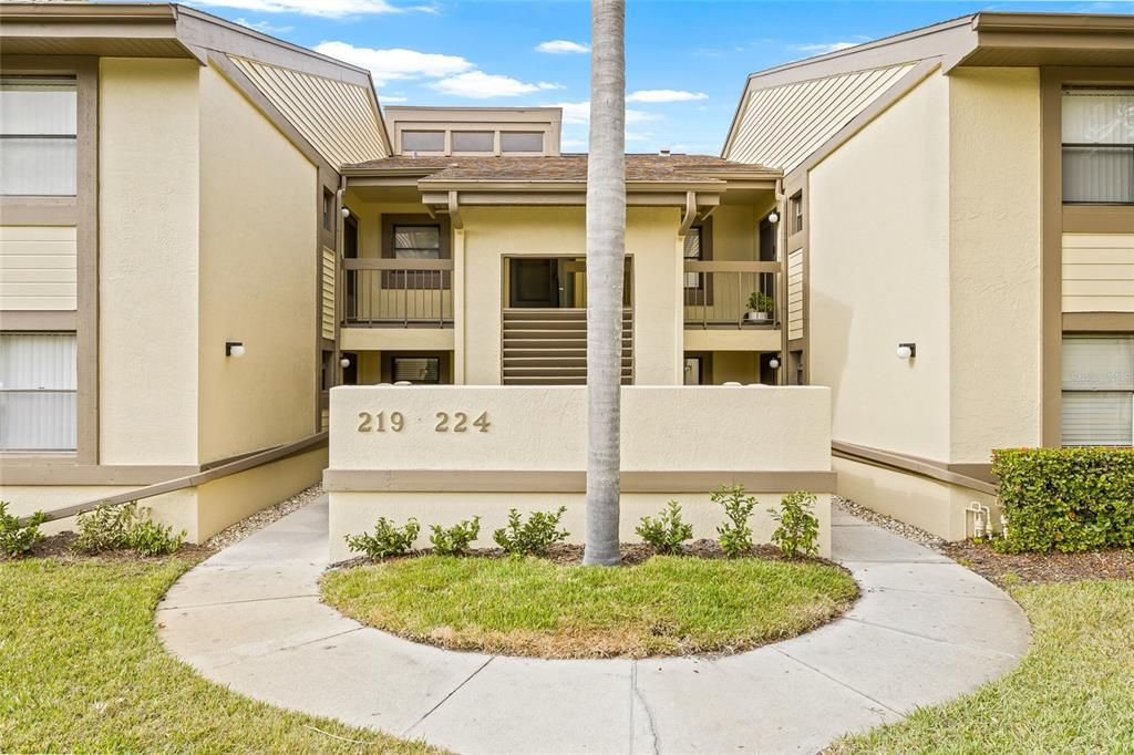 For Sale: $210,000 (2 beds, 2 baths, 888 Square Feet)