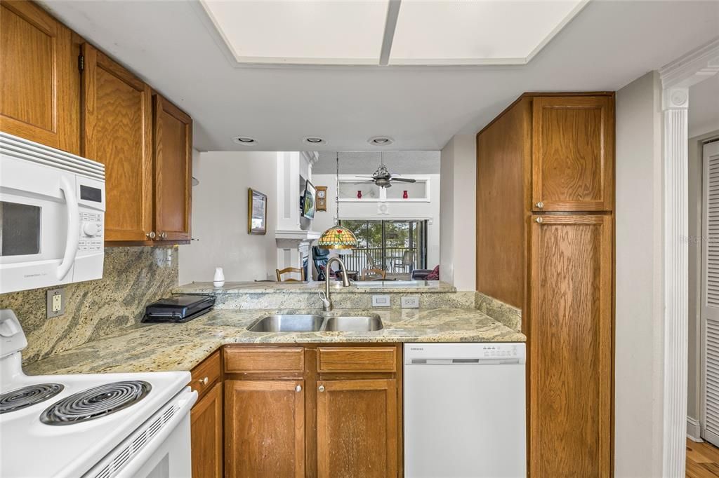 For Sale: $210,000 (2 beds, 2 baths, 888 Square Feet)