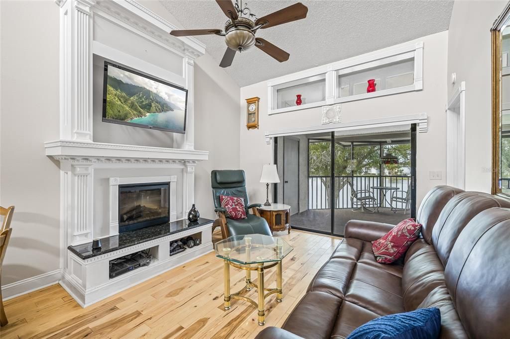 For Sale: $210,000 (2 beds, 2 baths, 888 Square Feet)