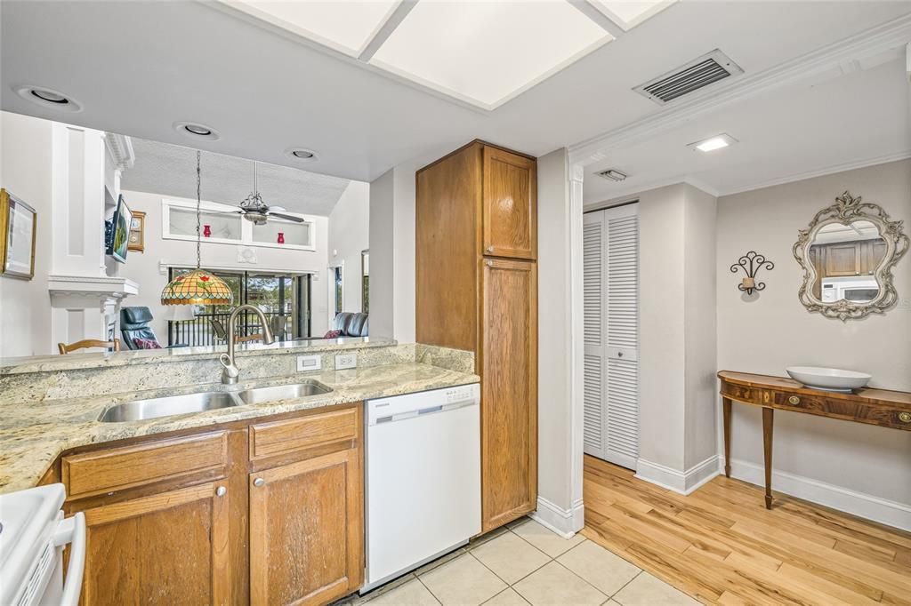 For Sale: $210,000 (2 beds, 2 baths, 888 Square Feet)