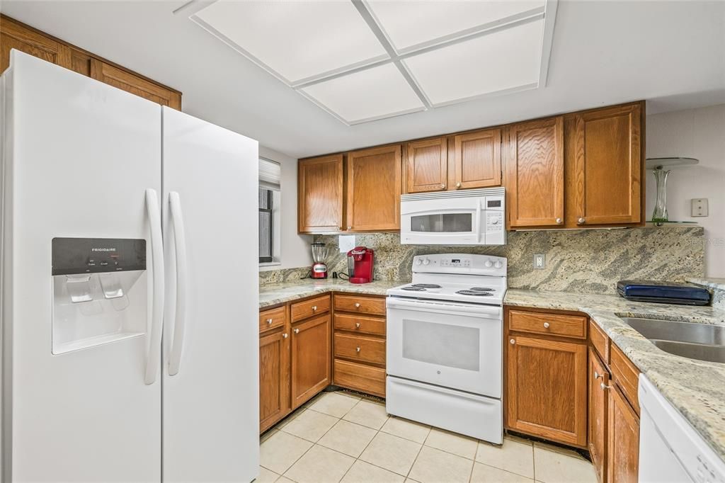 For Sale: $210,000 (2 beds, 2 baths, 888 Square Feet)