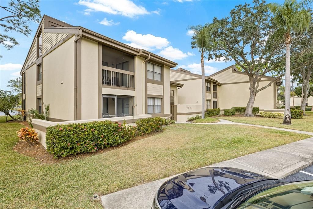 For Sale: $210,000 (2 beds, 2 baths, 888 Square Feet)