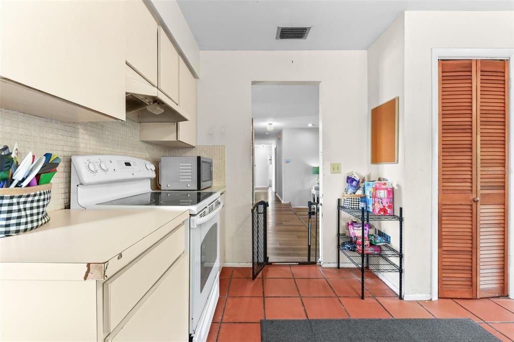 Activo con contrato: $335,000 (4 camas, 2 baños, 1525 Pies cuadrados)