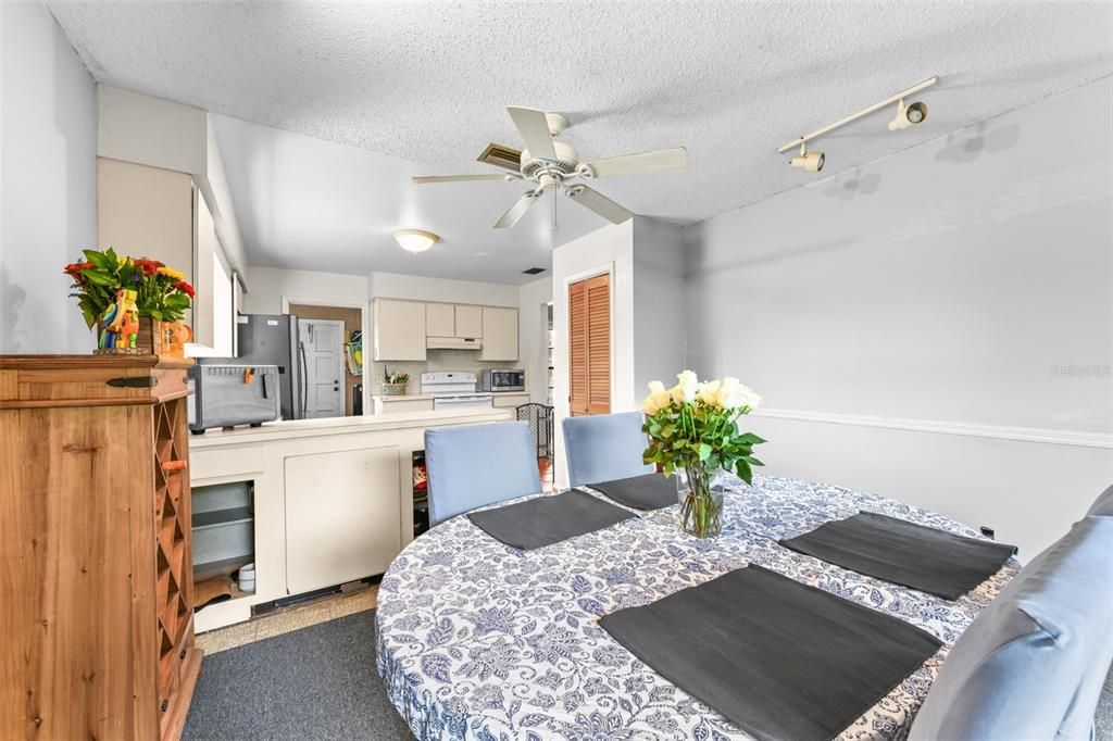 Activo con contrato: $335,000 (4 camas, 2 baños, 1525 Pies cuadrados)