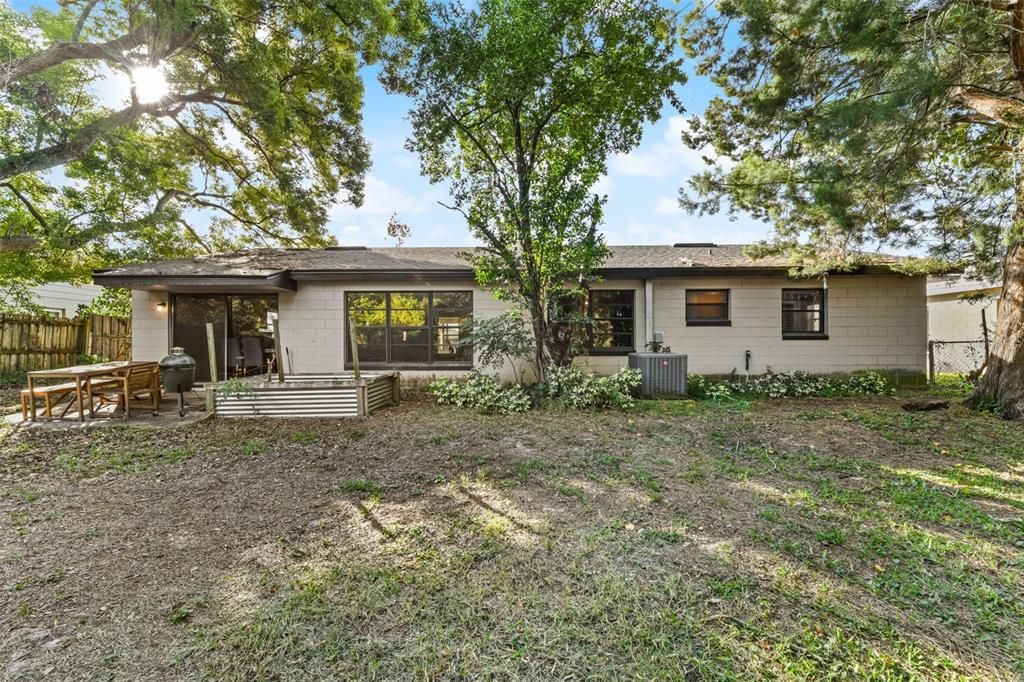 Activo con contrato: $335,000 (4 camas, 2 baños, 1525 Pies cuadrados)