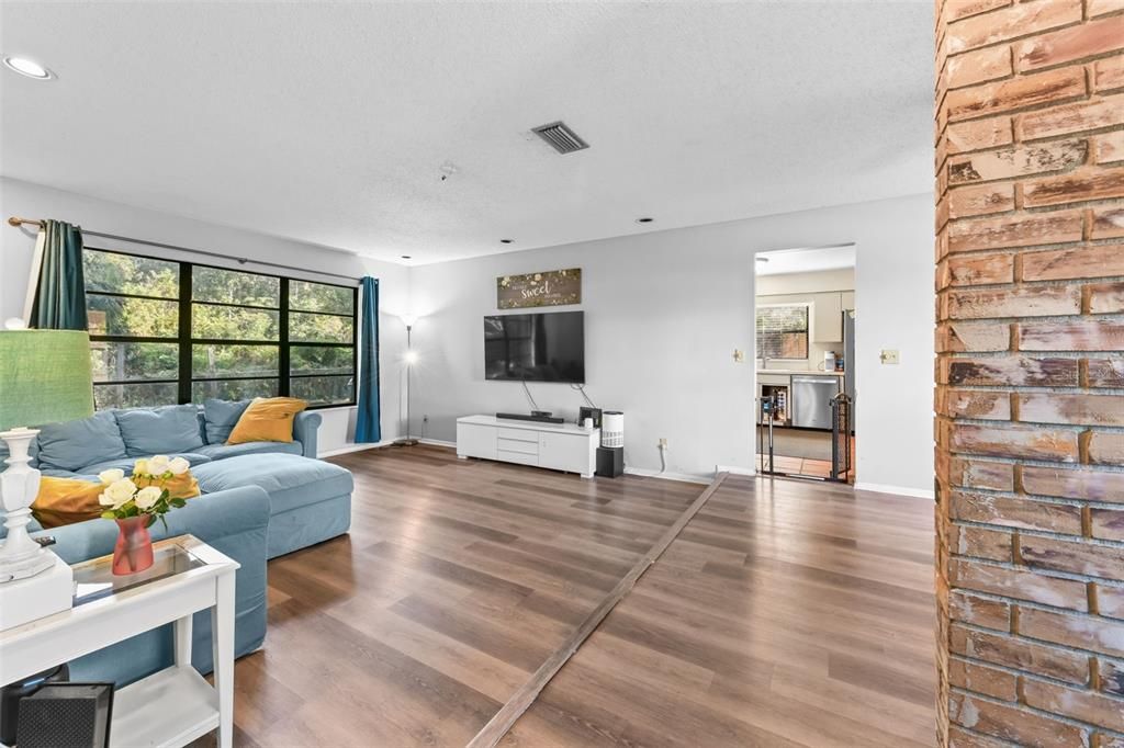 Activo con contrato: $335,000 (4 camas, 2 baños, 1525 Pies cuadrados)