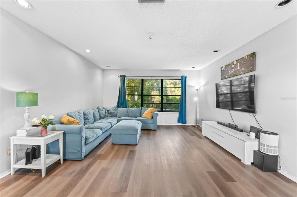 Activo con contrato: $335,000 (4 camas, 2 baños, 1525 Pies cuadrados)