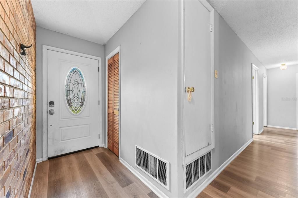 Activo con contrato: $335,000 (4 camas, 2 baños, 1525 Pies cuadrados)