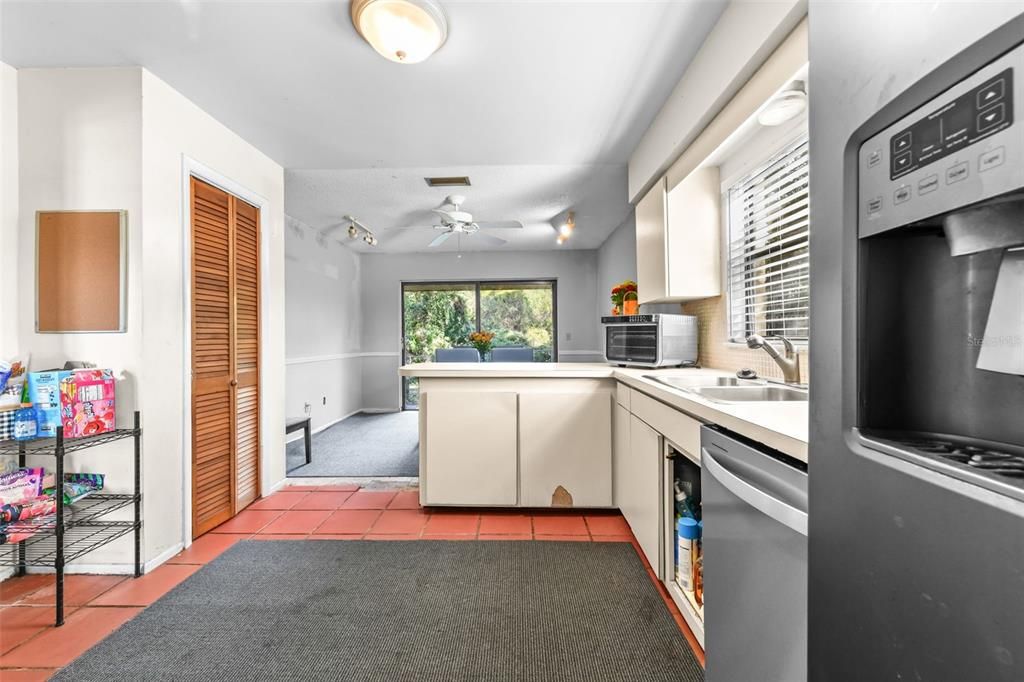 Activo con contrato: $335,000 (4 camas, 2 baños, 1525 Pies cuadrados)