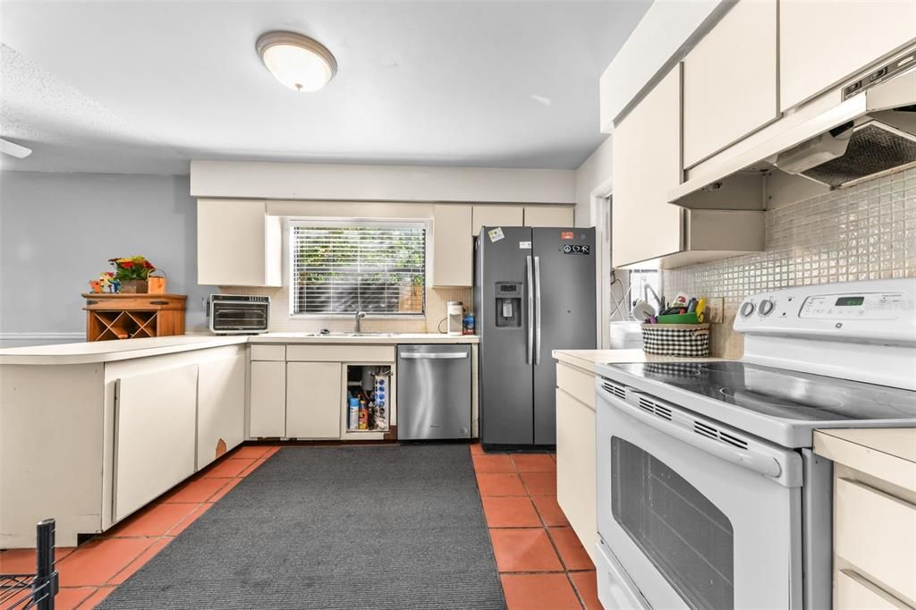 Activo con contrato: $335,000 (4 camas, 2 baños, 1525 Pies cuadrados)