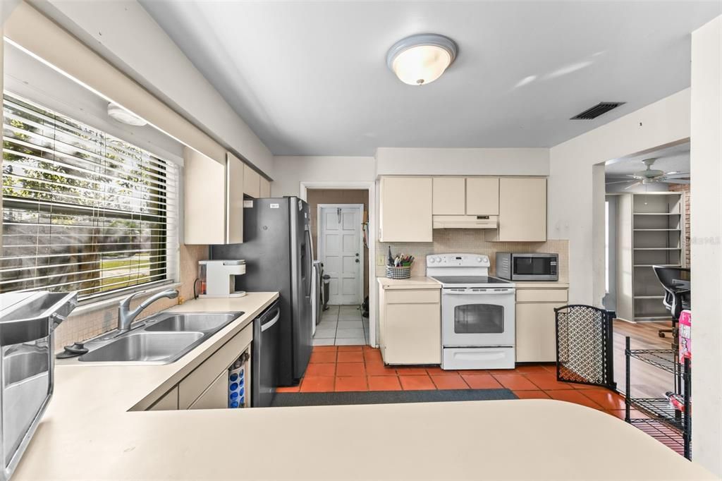 Activo con contrato: $335,000 (4 camas, 2 baños, 1525 Pies cuadrados)